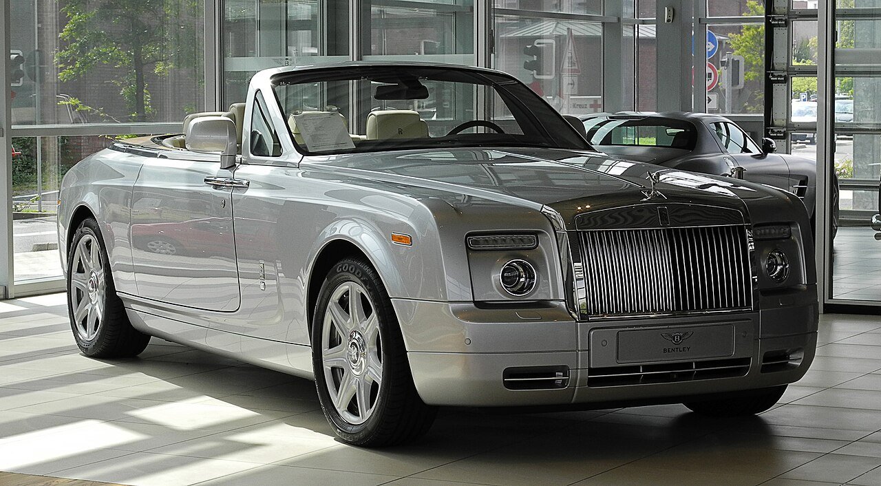 Rolls-Royce Phantom Drophead Coupé: Reading Its Motor-Yacht Design